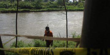Lokasi penemuan mayat perempuan di bantaran Sungai Brantas Tulungagung digaris polisi. Foto: Bacaini/Setiawan