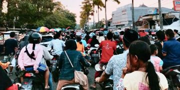 Warga nyareh malem di sekitar Alun-alun Bangkalan. Foto: Bacaini/Rusdi