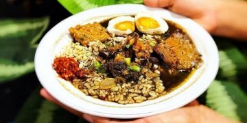 Salah satu menu rawon di RM Rawon Bidadari. Foto: IG @rawonbidadarikdr