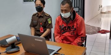 Suyanto saat mengikuti sidang putusan secara virtual. Foto: Kejari Kota Batu.
