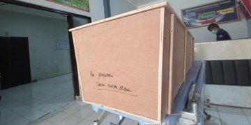 Peti jenazah Jeminten usai dilakukan autopsi di IKF RSUD dr Iskak Tulungagung. Foto: Bacaini/Setiawan