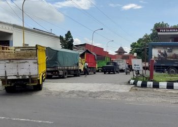Antrean Solar di SPBU Kediri Panjang, Sopir Ketar Ketir