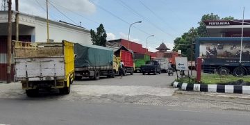 Antrean truk di SPBU Bangsal Kota Kediri. Foto: Bacaini/AK.Jatmiko