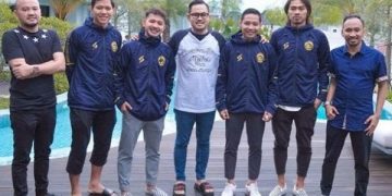 Presiden Arema FC Gilang Widya Permana bersama 4 pemain barunya. Foto: Arema FC