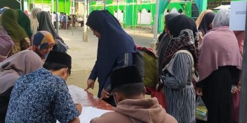 Para santri putra dan putri mendaftar sebagai peserta pesantren ramadan. Foto: Bacaini/Rusdi