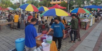 Suasana pasar takjil di Pasar Pon Trenggalek. Foto: Bacaini/Aby