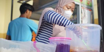 Seorang penjual takjil dadakan di Tulungagung. Foto: Bacaini/Setiawan