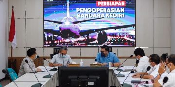 Bupati Dhito saat membahas pasokan air bersih untuk Bandara Kediri. Foto: Ist