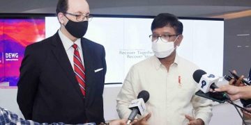 Menteri Komunikasi dan Informatika Johnny G. Plate (kanan) bersama Duta Besar Spanyol untuk Indonesia H.E. Francisco De Asis Aguilera Aranda (kiri) bertemu awak media usai menggelar pertemuan, di Kantor Kementerian Kominfo, Jakarta Pusat, Jumat (08/04/2022). - (AYH)
