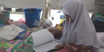 Salah satu lansia peserta pondok ramadan khusyuk mengaji. Foto: Bacaini/Syailendra