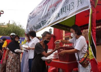 Ramadan, Masyarakat Tionghoa di Tulungagung Berbagi Takjil