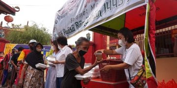 Kegiatan bagi takjil oleh masyarakat Tionghoa di Tulungagung. Foto: Bacaini/Setiawan