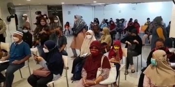 Antrean vaksinasi di Kediri Mall. Foto: Bacaini/Novira