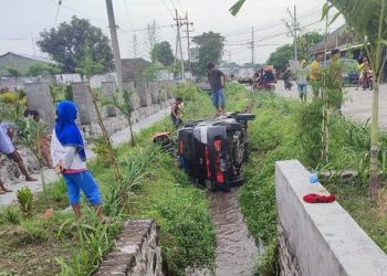 Pecah Ban, Sebuah Mobil Pikap di Kediri Masuk Parit