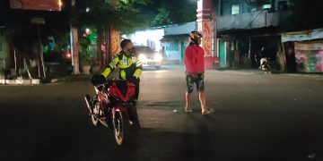 Salah satu pemuda yang gagal kabur diamankan anggota Satlantas Polres Kediri Kota. Foto: Ist