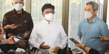 Menkominfo Johnny G. Plate saat menyampaikan Perkembangan Situasi Terkini di Rumah Dinas Widya Chandra, Jakarta Selatan, Minggu, 10 April 2022 - (AYH)