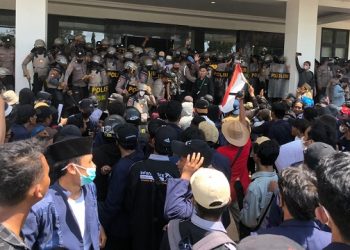 Aksi Demo di Bangkalan Ricuh, 4 Mahasiswa Jadi Korban