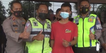 Sopir truk bersama pihak kepolisian usai melakukan mediasi di Mapolres Jombang. Foto: Bacaini/Syailendra