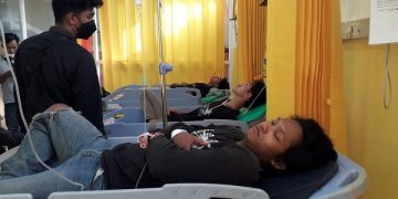 Para mahasiswa yang mengalami luka saat aksi demo di Gedung DPRD Bangkalan dirawat di rumah sakit. Foto: Bacaini/Rusdi