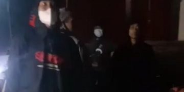 Salah satu pelaku pengeroyokan yang tertangkap kamera. Foto: tangkapan layar video