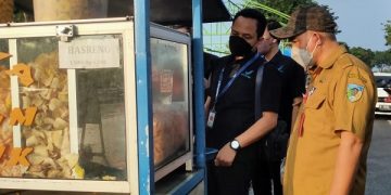 Loka POM bersama Dinkes Kabupaten Kediri saat sidak takjil di kawasan SLG. Foto: Ist