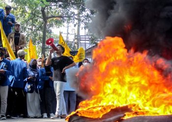 Dua Gelombang Demo Mahasiswa Geruduk DPRD Tulungagung