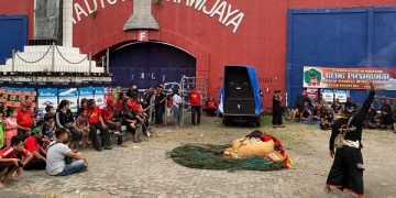 Aksi damai Seniman Reog dan Jaranan Kediri tolak klaim Malaysia. Foto: Bacaini/AK.Jatmiko