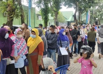 Butuh Dana Lebaran, Antrean Bansos di Kota Kediri Mengular