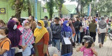 Antrean panjang masyarakat penerima BPNT dan BLT minyak goreng. Foto: Bacaini/AK.Jatmiko