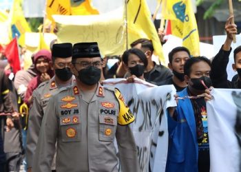 Amankan Aksi Mahasiswa, Anggota Polres Nganjuk Pakai Peci