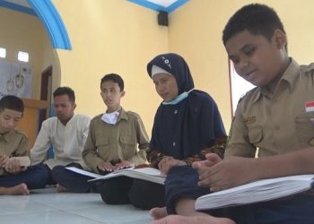 Siswa SLB di Jombang Khusuk Tadarus Dengan Al Quran Braille