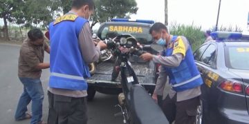 Dua sepeda motor tidak sesuai standar diangkut petugas kepolisian. Foto: Bacaini/Syailendra