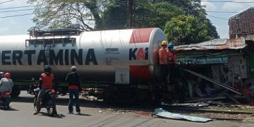Proses evakuasi kereta tangki BBM usai menghantam mobil dan rumah warga. Foto: Bacaini/A.Ulul