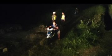 Salah satu pengendara yang bersembunyi di sawah. Foto: Bacaini/Novira