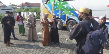 Para santri ponpes Tebuireng Jombang sebelum berangkat mudik bareng. Foto: Bacaini/Syailendra