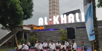Ngabuburit Bersholawat bapak-bapak takmir Masjid Al-Khalid. Foto: Bacaini/Novira