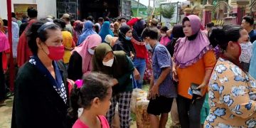 Kerumunan warga pemburu minyak goreng murah. Foto: Bacaini/AK.Jatmiko