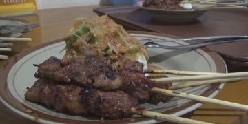 Penampilan sate sapi bumbu rempah plus pecel yang menggiurkan. Foto: Bacaini/Syailendra