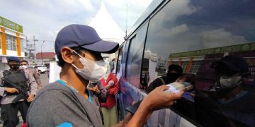 Mobil Kas Keliling Bank Indonesia Kediri layani jasa penukaran uang baru untuk lebaran. Foto: Bacaini/Novira