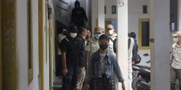 Satpol PP Tulungagung melakukan razia kos siang bolong di bulan Ramadan. Foto: Bacaini/Setiawan