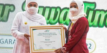 Piagam penhargaan untuk Marijem diserahkan oleh Gubernur Jatim, Khofifah Indar Parawansa. Foto: Ist