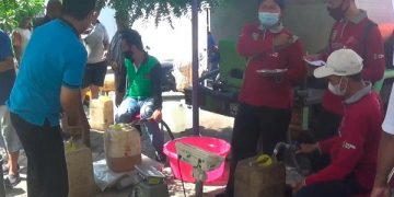 Distribusi minyak goreng murah di pasar Setono Betek. Foto: Bacaini/AK.Jatmiko
