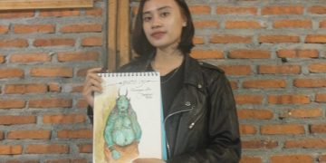 Kadek Anindya Svastika menunjukan gambar Buto Ijo penghuni Alas Jamban. Foto: Bacaini/Setiawan