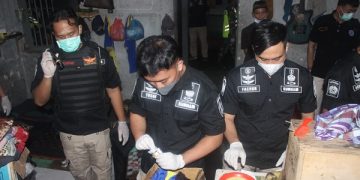 Petugas gabungan sedang melakukan penggeledahan di dalam hunian Lapas Kelas IIB Tulungagung. Foto: Ist