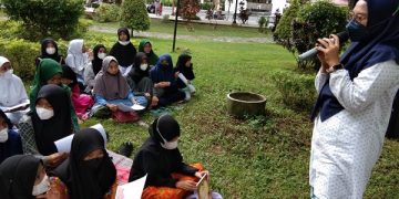Siswi MI Darun Najah II Banyuwangi antusias menyimak materi di taman Sritanjung. Foto: Dok
