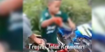 Bocah korban petasan menuntun sepeda dengan tangan hancur. Foto: tangkapan video
