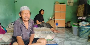 Mbah Hawi dan Rusmini di rumahnya yang sederhana. Foto: Bacaini/AK.Jatmiko