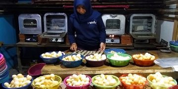 Ratih Rohali sedang membuat kue ladu. Foto: Bacaini/A.Ulul