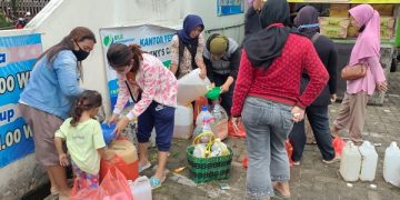 Masyarakat pembeli minyak goreng murah yang disediakan Pemkab Kediri. Foto: Bacaini/AK.Jatmiko