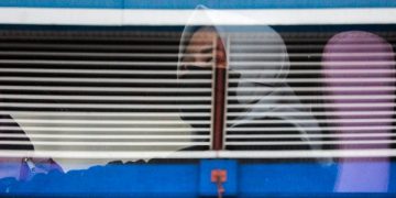 Seorang penumpang sedang menunggu keberangkatan bus dari Terminal Gayatri Tulungagung. Foto: Bacaini/Setiawan